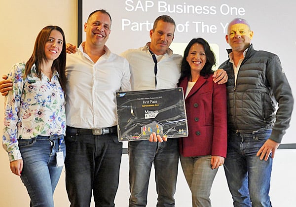 משמאל: נירה חקאק, מנהלת שותפי SAP Business One בסאפ ישראל; גדי רחלזון, מנהל פעילות SAP Business One בסאפ ישראל; אילן אלנבוגן, מנכ"ל מנהל4יו; סתוית נבון, מנכ"לית סאפ ישראל; ורון אלג'מוב, יו"ר מנהל4יו. צילום: אורן אגמי