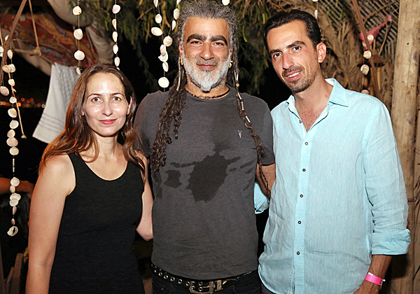 מימין: אלי שקד, מנכ"ל VMware ישראל; מוש בן ארי; וקרני מהרש"ק, מנהלת שיווק אזורית בכירה ב-VMware ישראל. צילום: ניב קנטור