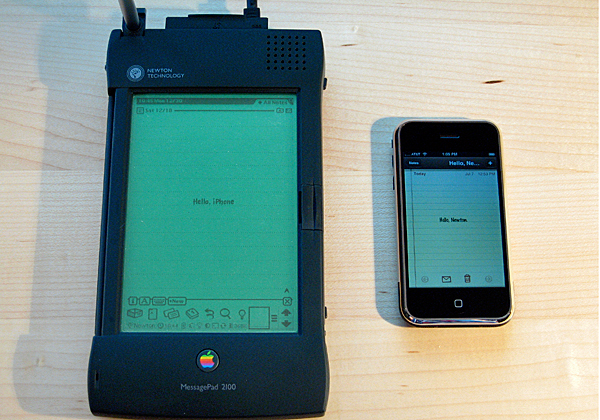 מכשיר ניוטון - ולצדו מכשיר iPhone - של אפל. צילום: בלייק פטרסון, מתוך ויקיפדיה