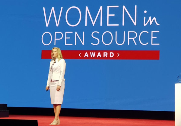 דיאנה אלכסנדר, סגנית נשיא ברד-האט, מכריזה בכנס השנתי, Red Hat Summit 2018, על על הזוכות בפרס נשים בקוד פתוח 2018. צילום: פלי הנמר