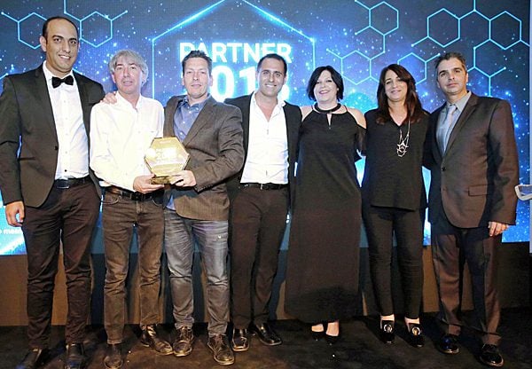 מימין: ליאור פוני, מנכ"ל Dell-EMC ישראל; לימור גולדשטיין ודורית סונר, מנהלות שותפים ב-Dell-EMC ישראל; ינון גולן, סמנכ"ל המכירות של AllTrade; גדי רייכמן, היו"ר והבעלים של AllTrade; אפי צ'אושו, מנכ"ל הקבוצה; ומשה גרינברג, מנהל מוצר Dell-EMC ב-AllTrade. צילום: ניב קנטור