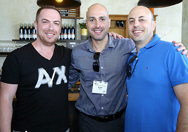 מימין: שי רוזוב, מנהל ה-IT ב-EZBob; מאיר מאיר, Account Manager אזורי ב-VMware; וסימון אברמוביץ', סגן נשיא ל-UT בהקסאגון. צילום: ניב קנטור