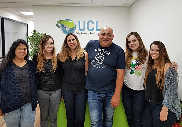 עובדי המטה בקבוצת UCL במשרדים החדשים. במרכז התמונה: יוסי רודריק, מנכ"ל ומייסד הקבוצה; ולימור שחר, משנה למנכ"ל ומנהלת פעילות מיקור-החוץ ומשאבי האנוש. צילום: יעקב אברמוביץ'