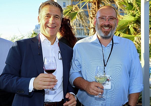 מימין: חנן שוורצבורד ממארוול עם מרקו ריבולי, מנהל פעילות דרום אירופה ב-FireEye. צילום: ניב קנטור
