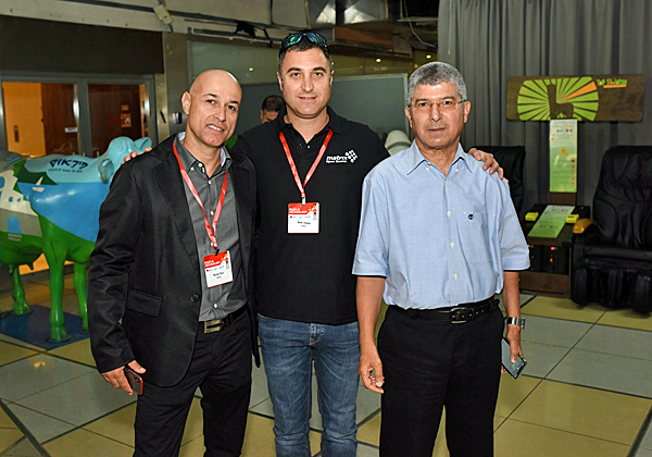 מימין: פוני ארביב, מנהל חטיבת מוצרי התוכנה של מטריקס; מוטי הדס; ורונן סרור, מנהל מכירות קוד פתוח במטריקס. צילום: שי פיירשטיין