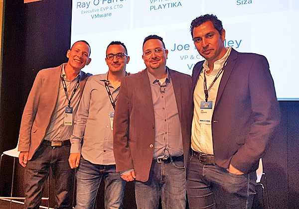 משמאל: כפיר שפיר, מנהל תיקי לקוחות ב-VMware ישראל; גיא אלמוג, מנהל הנדסה בפלייטיקה; ארז רחמיל, סמנכ"ל IT ופיתוח בפלייטיקה; ואופיר אבקסיס, מנכ"ל טרהסקיי. צילום: פלי הנמר
