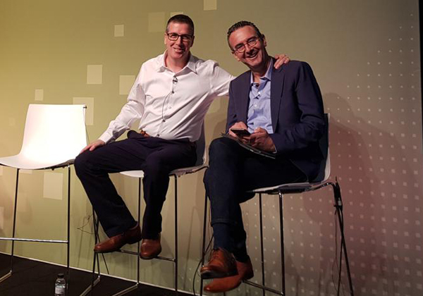 מימין: אילן ינובסקי, אסטרטג בכיר לפתרונות עסקיים ב-VMware, ואלון קור, סמנכ"ל הטכנולוגיות של בנק לאומי. צילום: פלי הנמר
