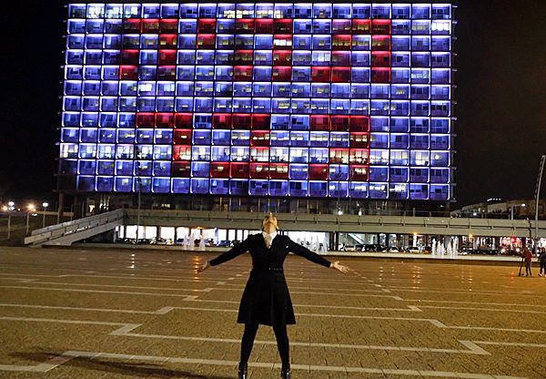 עו"ד ורד עובדיה על רקע בניין עיריית תל אביב-יפו ועליו סיסמת הקמפיין. צילום: יח"צ