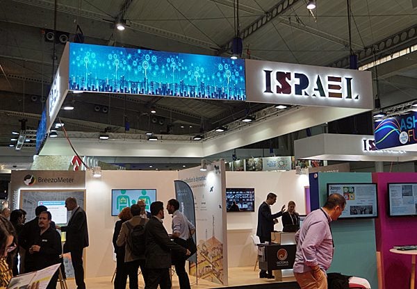 אחד הביתנים הישראליים בתערוכת Smart Cities בברצלונה. משך התעניינות רבה - בעיקר בגלל הטכנולוגיה, אבל גם בגלל המצב. צילום: פלי הנמר