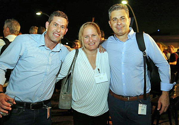 מימין: אלון סלע, מנהל שותפים ב-VMware; אתי שני, מנהלת שותפים בפורטינט; וגיא אלכסנדר, מנהל פעילות אריסטה בישראל. צילום: ניב קנטור 