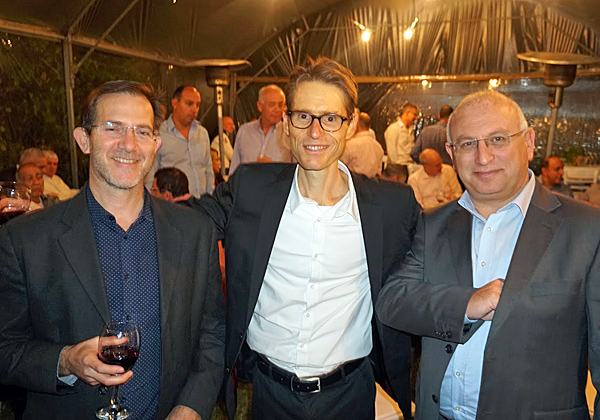 משמאל: אלון ברק, מנהל ERP באלביט מערכות; בן פסטרנק; ושמעון מירון, מנכ"ל הכשרה חברה לביטוח. צילום: פלי הנמר