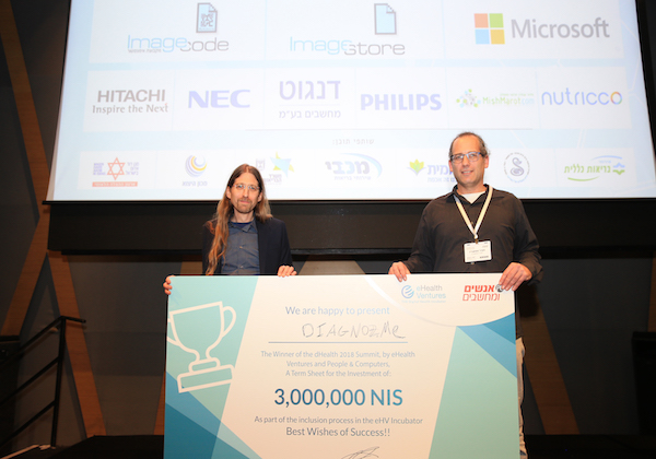 מייסדי Diagnoz.me, תמיר אפשטיין ואריאל ליבנה, מקבלים את הפרס. צילום: ניב קנטור