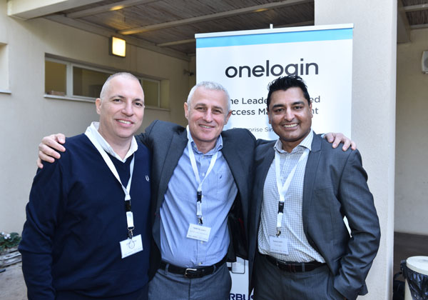 מימין: סאני ג'ושי, מנהל מכרות לאזור EMEA ב-OneLogin; ראובן מייסטר, מנכ"ל סימפוניה פתרונות; ואושרי שרון, מנכ"ל DnA-IT. צילום: אלוניס צילום