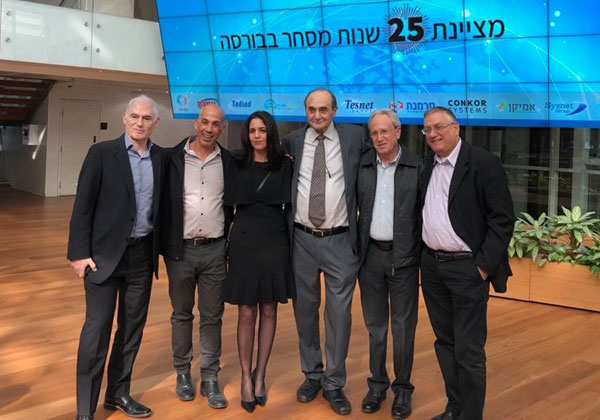 מימין: רמי פדלון, מנכ"ל טסנת; אפי גיטאית, סמנכ"ל סיסנת; אברהם אסף (לולו), יו"ר אמנת; ליאור לוי גילור, סמנכ"לית השיווק של קבוצת התוכנה; הרצל טוגנטמן, סמנכ"ל הפיתוח של סיסנת; ושמואל אלפסי, מנכ"ל אמן ארגון ומדעי ניהול יועצים. צילום: קלאודיה דרוקר