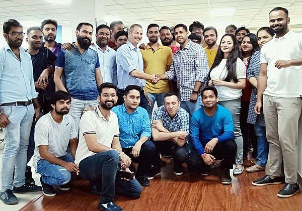 אמיר זלצר (לוחץ יד) והצוות של מרכז הפיתוח של TeamScale בהודו. צילום: יח"צ
