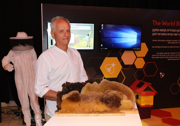 יוסי אוד, ממייסדי המרכזים העירוניים לגידול דבורים וארגון מגן דבורים אדום. צילום: עזרא לוי