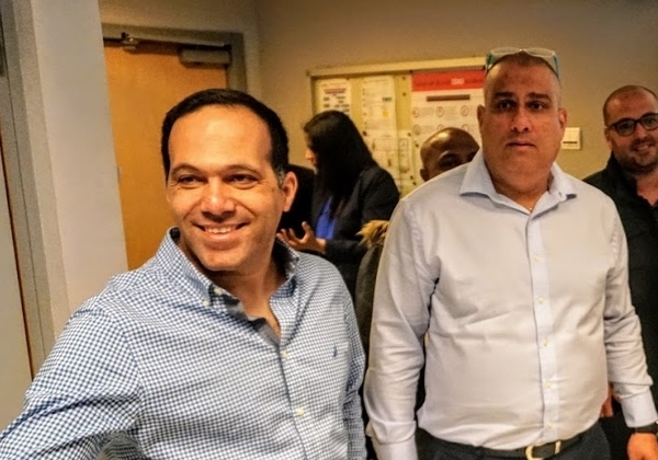 משמאל: אשר בוחניק, מנהל מותג Eaton ב-CMS, וליאור גולן, סמנכ"ל תפעול ומכירות ביעל פתרונות משולבים, ספקית שירותים לאיטון בישראל. צילום: פלי הנמר