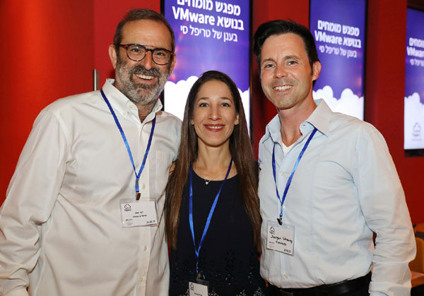 מימין: יורגן ווסנג, מנהל בכיר ב-VMware EMEA; אפרת בן הרוש, מנהלת שותפים עסקיים ב-VMware; ורמי נחום, מנכ"ל טריפל סי. צילום: ניב קנטור