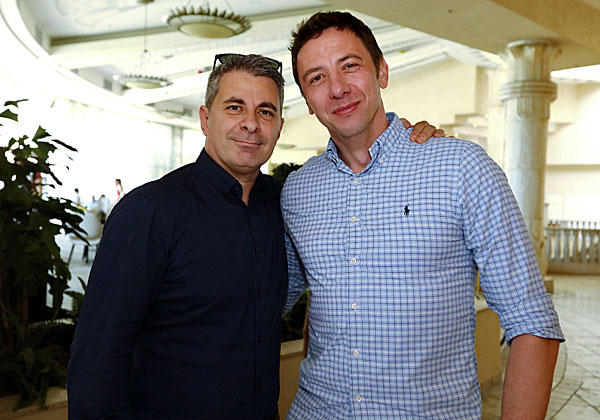 מימין: פיוטר נוביק, מנהל פיתוח עסקי לשותפי ענן ב-VMware, ואלון סלע, מנהל שותפים בחברה. צילום: יח"צ