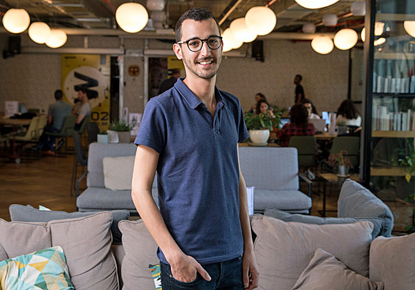 טל סבח, מנהל קהילה ב-WeWork. צילום: אייל מרילוס