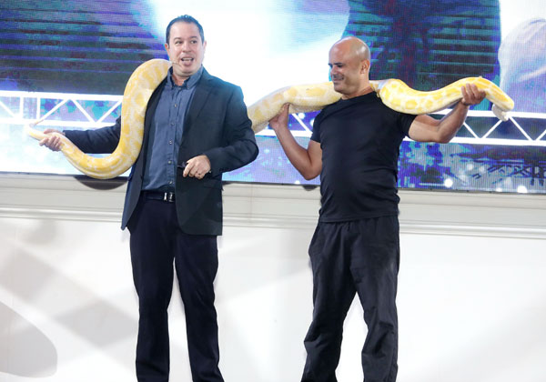 ד"ר ליאור צורף (משמאל) והנחש. צילום: ניב קנטור