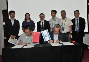 חברי המשלחת הישראלית לצד נציגי מכון הננו הסיני, ופרופ' פיקסלר לצד פרופ' יוליאנג זאו, במעמד החתימה. צילום: טיאן מיי