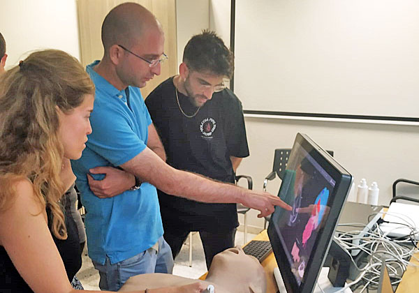 ד"ר דני אפשטיין מבית החולים רמב"ם מסביר לסטודנטים על המערכת. צילום: 3D Systems