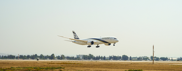 מטוס הדרימליינר "ירושלים של זהב" לקראת הנחיתה בנתב"ג. צילום: עופר חג'יוב
