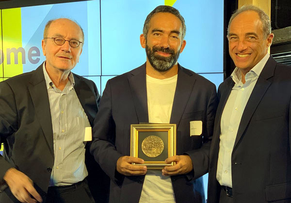 רומן לוי, מנכ"ל אורבן פלייס (במרכז), מקבל את הפרס מד"ר דניאל רואש ומאדוארד קוקרמן. צילום: יח"צ
