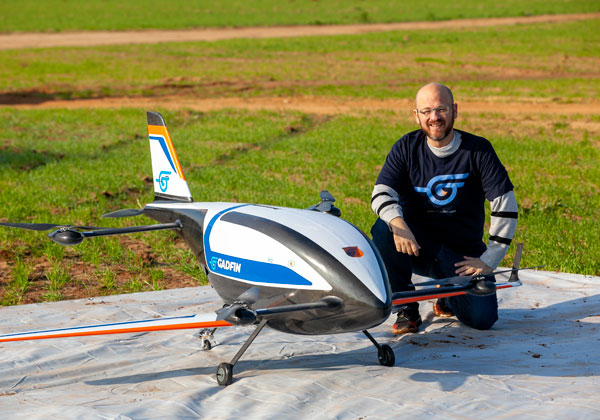רן קליינר, מייסד גדפין, עם כלי הטיס Spirit One, שאותו תציג החברה בכנס אנשים ורחפנים הקרוב. צילום: גידי אבינרי
