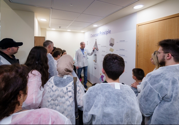 טל גרבינר, מנהל הייצור באתר המתקדם לייצור גלאי מערכות CT ו-PET/CT של פיליפס בחיפה, מסביר למשתתפים אודות מערכת ה-CT של פיליפס. צילום: ליאור שניידר
