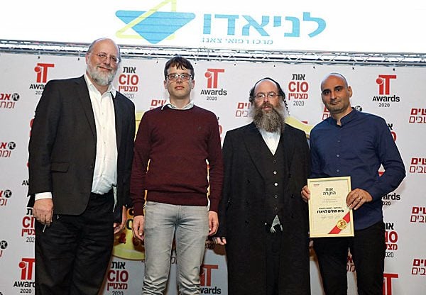 אנשי בית החולים לניאדו על הבמה. מימין: אסף שעשוע, מנהל הפרויקט; הלל ישראלי וחיים נוימן, מפתחים; ונתן דיסלדורף, מנמ"ר. צילום: ניב קנטור