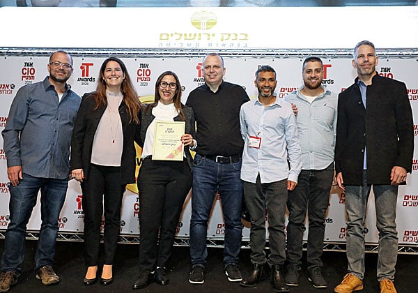 אנשי בנק ירושלים במעמד הזכייה, מימין: נגה רוזנפלד, אסף קרן, יובל בנימין, גיא בלאט, אורלי אברמוביץ', אורית בסקי-אהרוני וטל צור. צילום: ניב קנטור