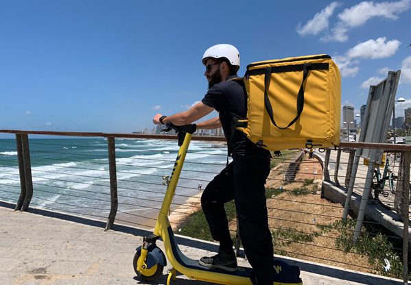 משלוח על הקורקינטים של ווינד. צילום: נדב בן משה