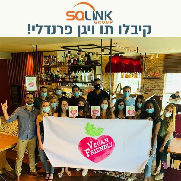 צוות SQLink והמנכ"ל גלעד רבינוביץ' מתגאים בתו והמהלך. צילום: מרינה ברייל