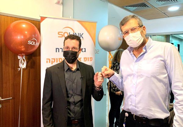 שר העבודה והרווחה, איציק שמולי, ומנכ"ל SQLink, גלעד רבינוביץ', באירוע השקת מיזם פופ-אפ לתעסוקה, הבוקר (ד'). צילום: יח"צ