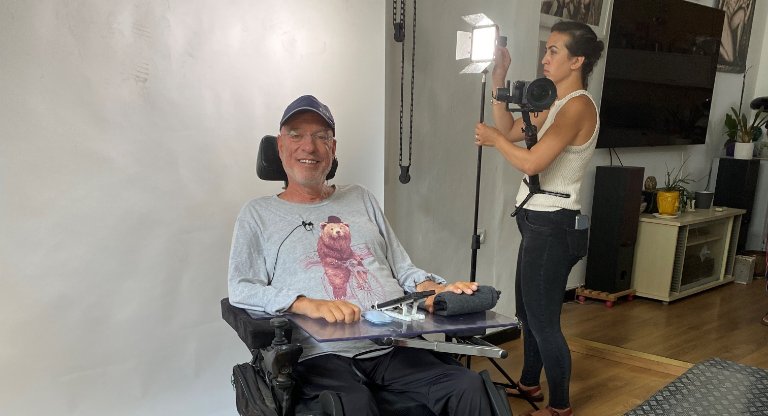 רונן אקרמן הצלם חולה ה-ALS בבית החכם שלו.