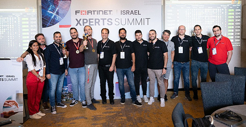 צוות ההנדסה של פורטינט ישראל יחד עם יורי סוקולנקו מאוברליין ובר כהן מסייבקאסט - מנצחי תחרות ה-Fortinet Fabric Challenge.