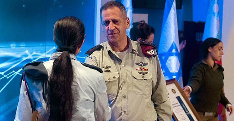 הרמטכ"ל, רב אלוף אביב כוכבי, מעניק את הפרס למפקדת בסמ"ח.