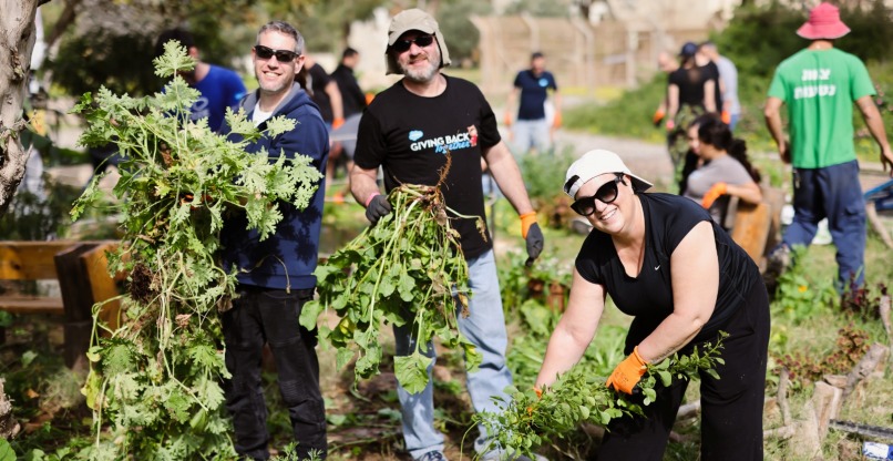 בדיוק בזמן לט"ו בשבט, עובדי סיילספורס נוטעים עצים בכפר הנוער הדסה נעורים.