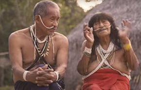 שניים מאנשי שבט המארובו.