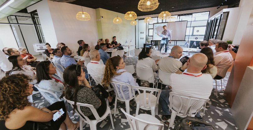 הצגת מיזם באירוע סיום המחזור של "מעוף טק".