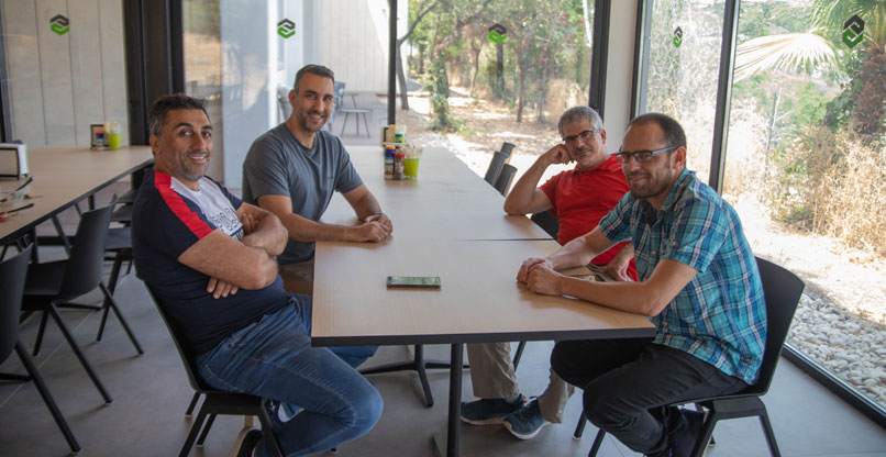 נפגשים בקפיטריה של מרכז הפיתוח של PTC בחיפה.