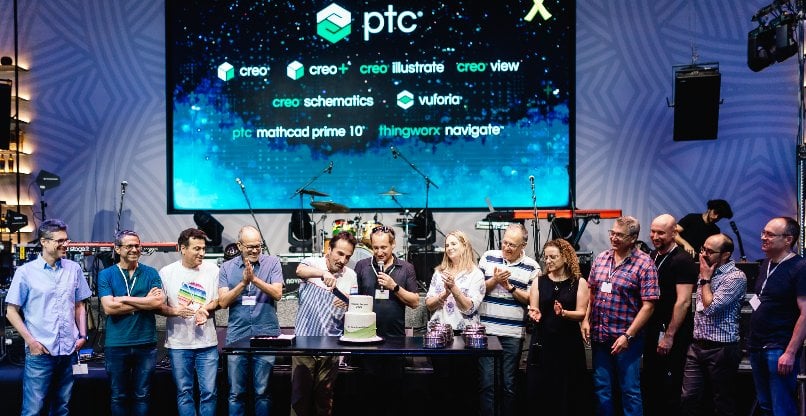 זיו בלפר, מנכ"ל PTC ישראל, וצוותו במעמד פריסת העוגה, בהשקת הגרסאות של PTC.