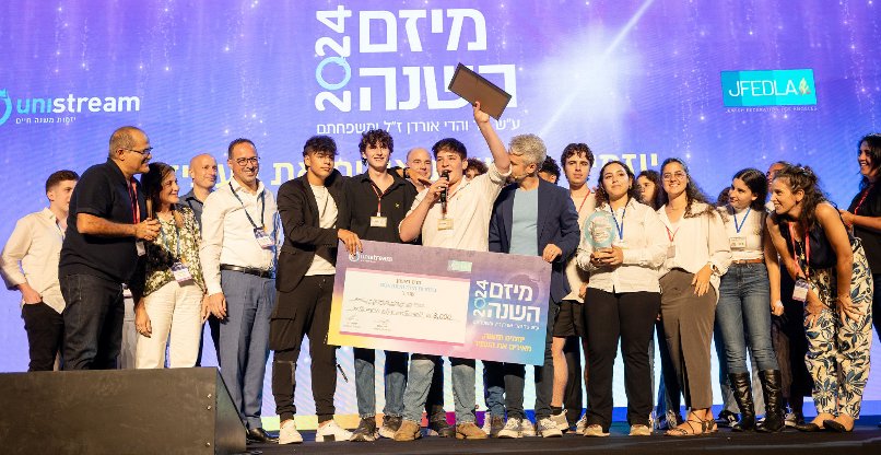 הקבוצה הזוכה מקרית שמונה באירוע "מיזם השנה 2024" של עמותת יוניסטרים.