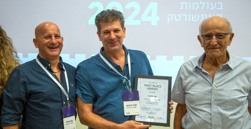 פרופ' אמיר ברנע, יו"ר מגדל ביטוח ופיננסים; אמיר ליברמן, מנכ"ל Emotion Logic, הסטארט-אפ הזוכה בתחרות; וקובי בנדלק, מנכ"ל אינשורטק ישראל.