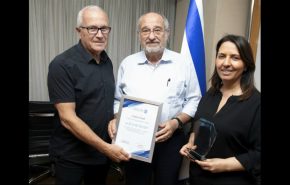 מימין: גילה גמליאל, שרת החדשנות, המדע והטכנולוגיה, פרופ' פרץ לביא - יו"ר המולמו"פ היוצא, וגדי אריאלי - מנכ"ל משרד החדשנות, המדע והטכנולוגיה.