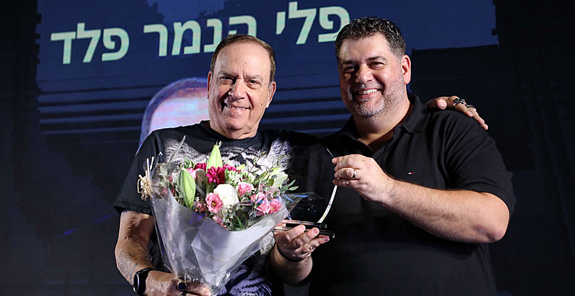 מימין: יו"ר עמותת בוגרי ממר"ם, יוסי מלמד; ומקבל הפרס, פלי הנמר, יזם ומנהיג אנשים ומחשבים.