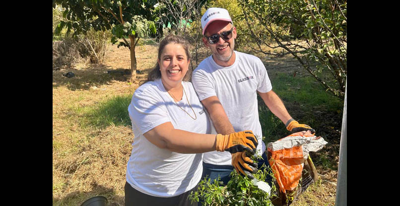 מימין: מאור שפיצר, מנהל גיוס טאלנטים, והילה אמסלם, סמנכ"לית HR - גלאסבוקס.